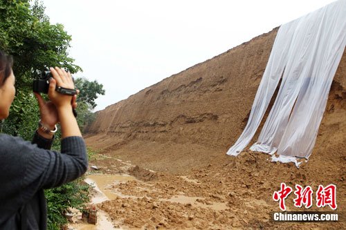 河南郑州新建复古商代城墙多处塌方