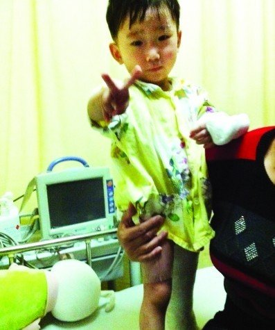 动车事故生还者小伊伊在帮助下已能站立(图)