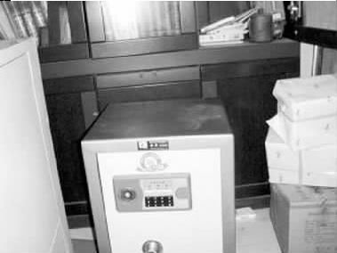 张玉荣母子俩苦守八天八夜的刘江辉办公室里的保险柜