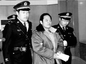 被带上法庭的刘江辉