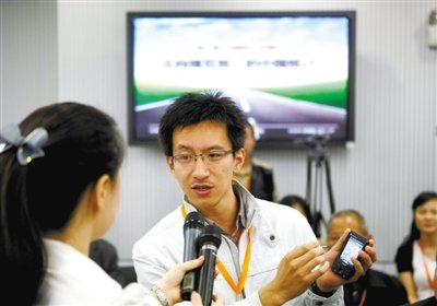 昨日，一位采价员（右）现场介绍数据采集流程。当日，第二届“中国统计开放日”活动在国家统计局举行。新华社发