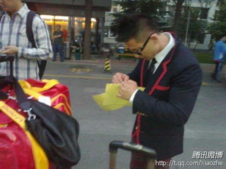 中国体操队出征世锦赛 陈一冰打扮超帅气(图)