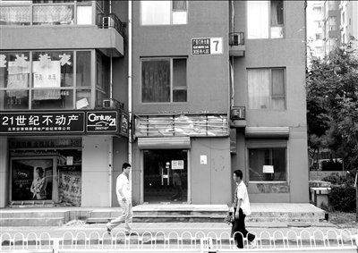 当年该犯罪团伙曾在荣丰2008小区7号楼里的一处居室内组织卖淫。本报记者杨天啸摄 
