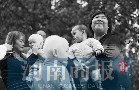 女子20多年收养上百弃婴 被质疑为拢钱骗低保