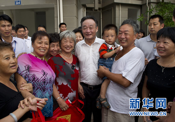 这是吴邦国在厦门市湖里区高林居住区看望居民。摄影：新华社记者 李学仁