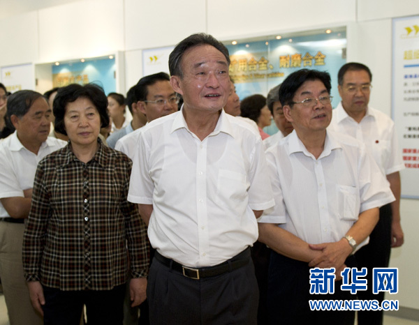 这是吴邦国在厦门国家钨材料工程技术研究中心调研。摄影：新华社记者 李学仁