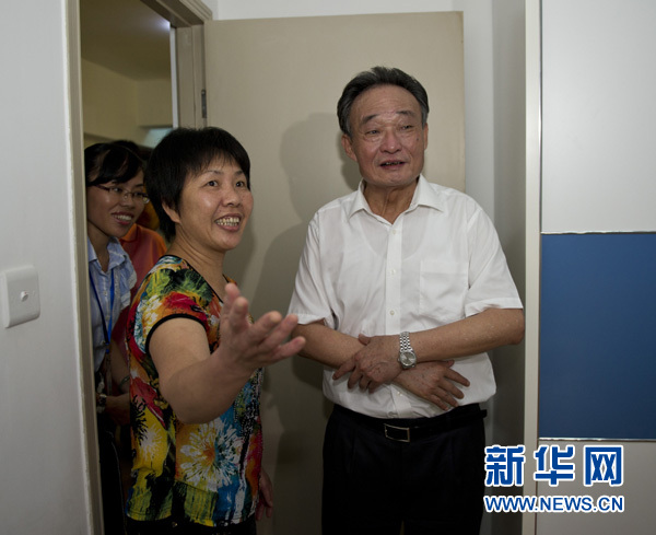 这是吴邦国在厦门市湖里区高林居住区看望廉租户吴宝珠。摄影：新华社记者 李学仁