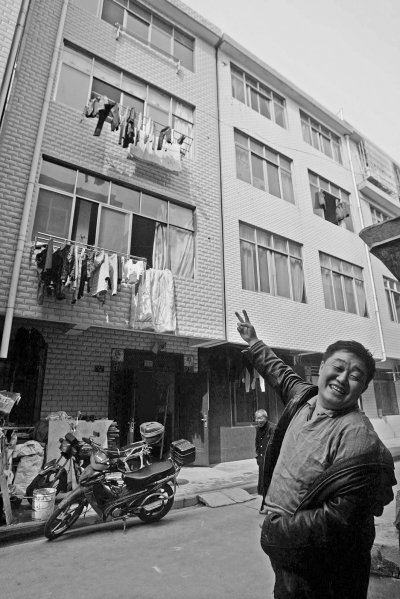 市民晒被子撒落万元钞票