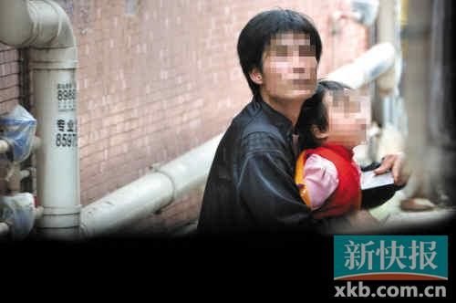 男子用菜刀劫持两岁女童被当场击毙(图)