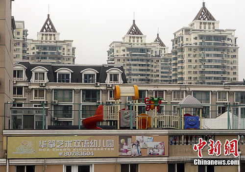 2012年3月26日，位于北京昌平区天通苑东二区的一家幼儿园和早教机构，将楼顶开辟为活动场地，几十名小孩每天在楼顶玩耍。